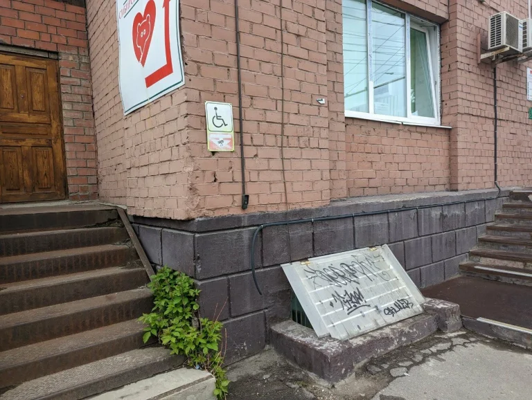 Вход в клинику