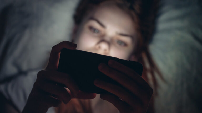 Фильтр синего света в смартфонах оказался бесполезен