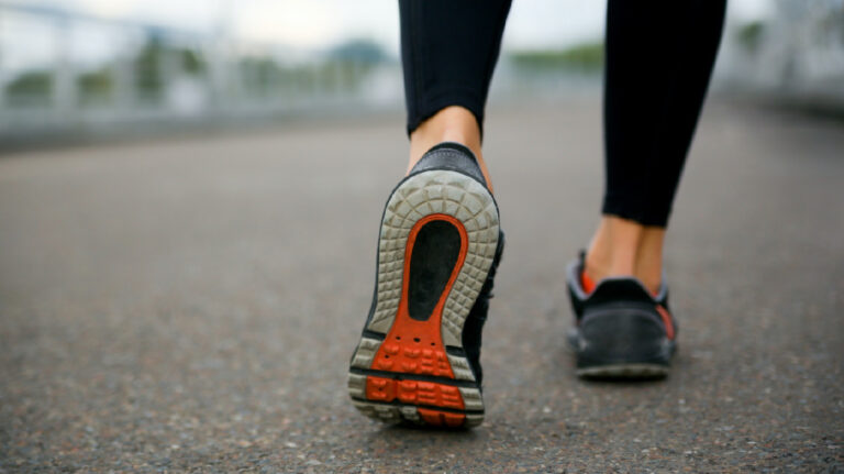 Названа правильная обувь при коленном остеоартрите