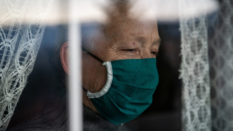 Новую вспышку коронавируса на северо-востоке Китая связали с 45-летним мужчиной, читавшим лекции о здоровье