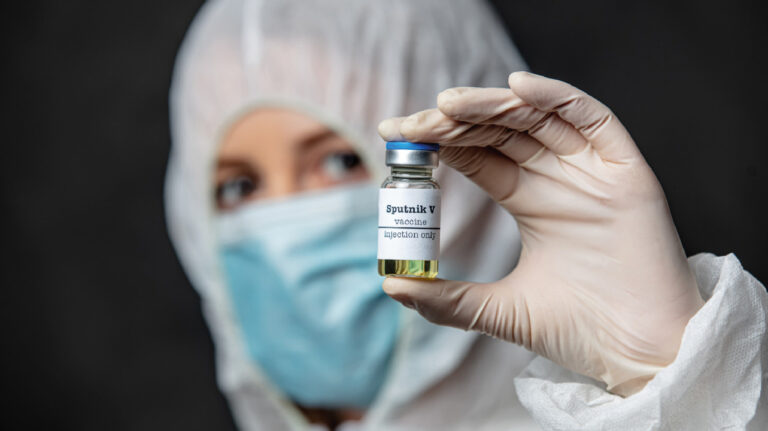 В журнале The Lancet опубликованы новые данные эффективности вакцины «Спутник V»