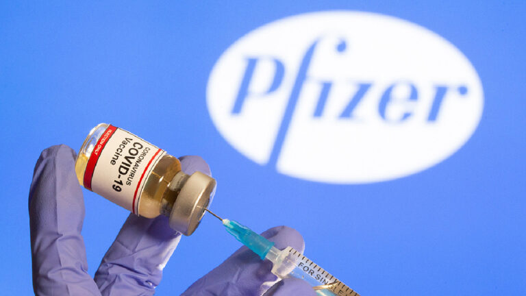 На Аляске у двоих медицинских работников, получивших вакцину Pfizer, развились острые аллергические реакции